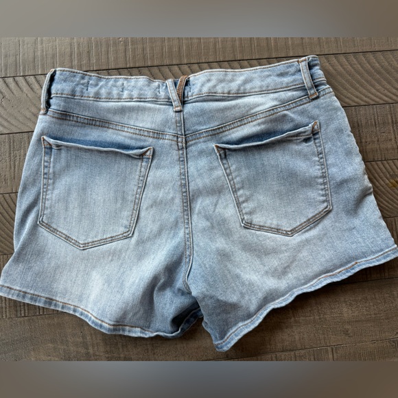 Jessica Simpson Women’s Jean Shorts Size 6/28. Preowned/Good Condition! - Picture 2 of 5